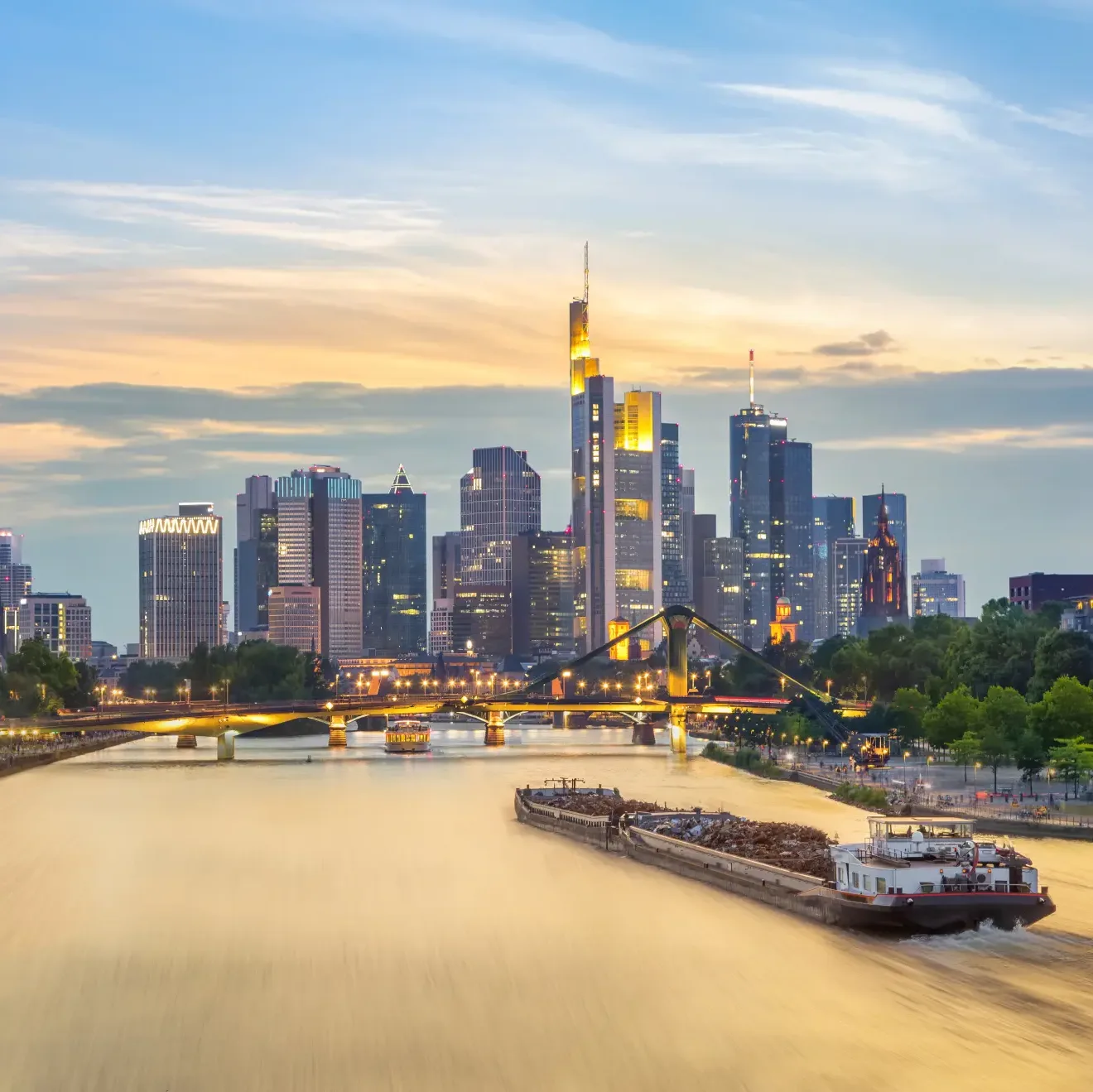 amorette international frankfurt skyline with ship on the river